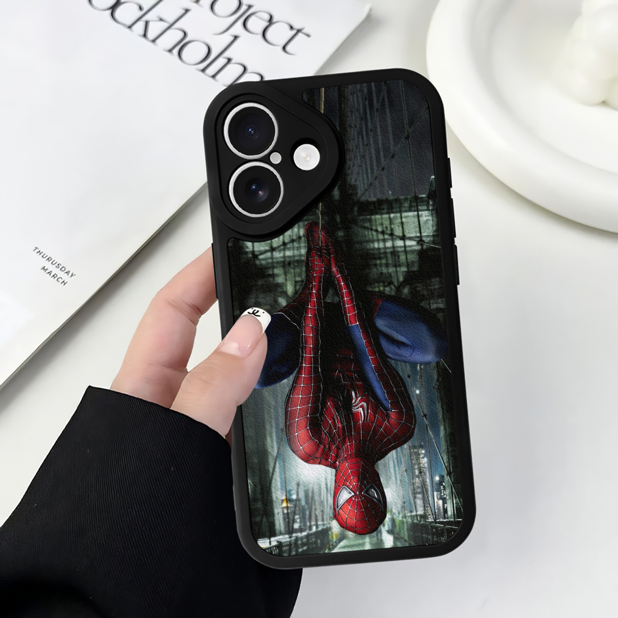 Spider Man スパイダーマン 【iPhone 16シリーズ対応】シリコンスマホケース（レザー調） 材質：シリコン